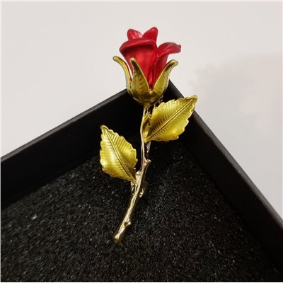 Брошь Роза с эмалью в позолоте, цвет эмали красный, арт. 748.302