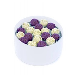 Шоколадные розы 23 штуки в шляпной коробке (Белый и Фиолетовый)