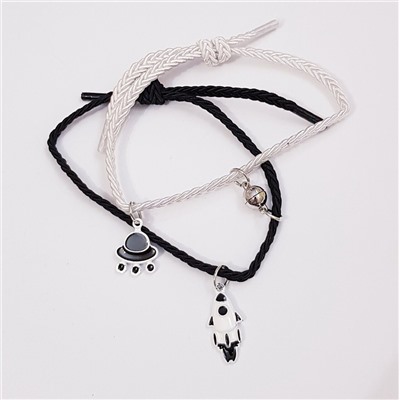 Парные  браслеты на магните с подвесками, цвет белый и черный, арт. 043.231