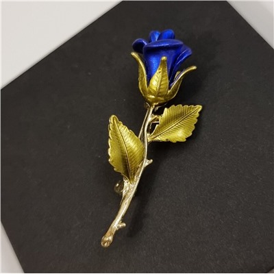Брошь Роза с эмалью в позолоте, цвет эмали синий, арт. 748.301